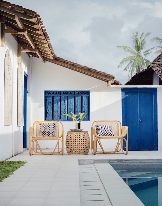 new light colored pavers in a minimalistic backyard